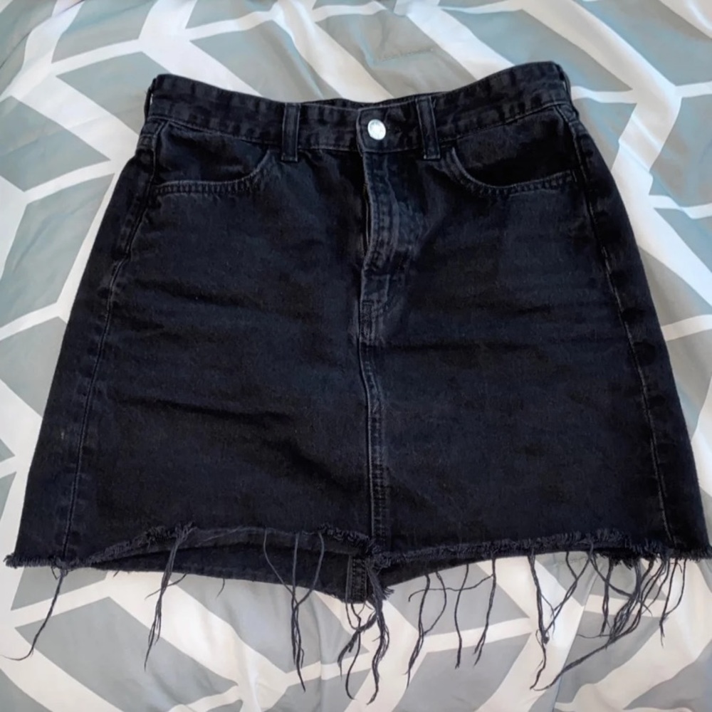 🔆3 FOR 25🔆 H&M distressed skirt